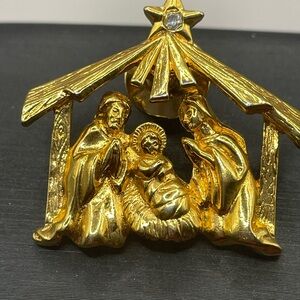 Gold tone nativity scene pin with rhinestone. Religious, Catholic gift.